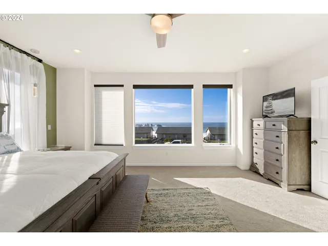 a view of livingroom with furniture