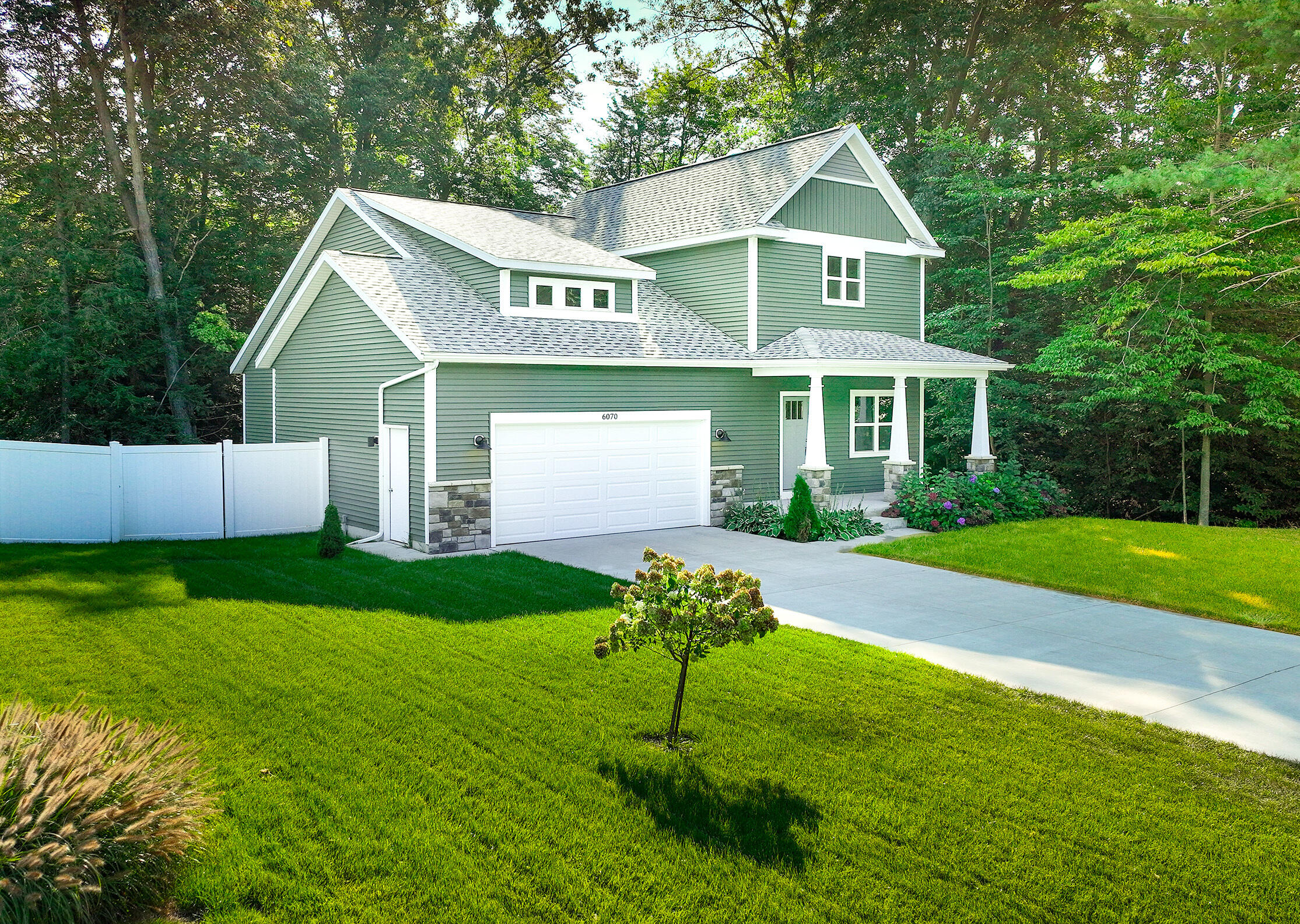 6070 Turtle Ridge Fruitport, MI 49415 - Photo 4 of 41 4. Ext - Front - Left Corner