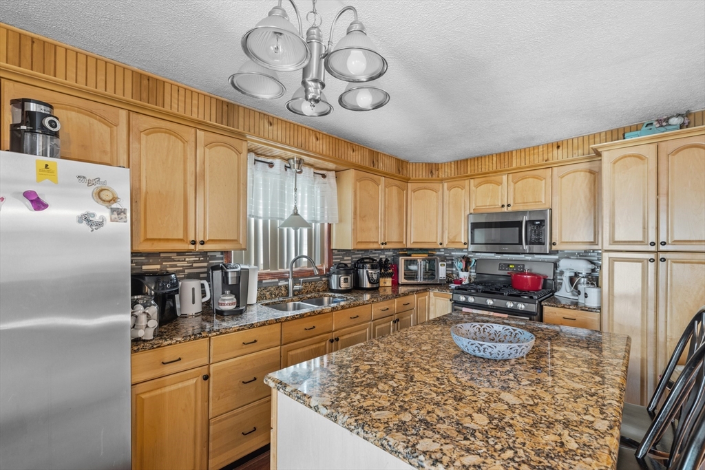 31 Sachem Street Fall River, MA 02724 - Photo 11 of 26