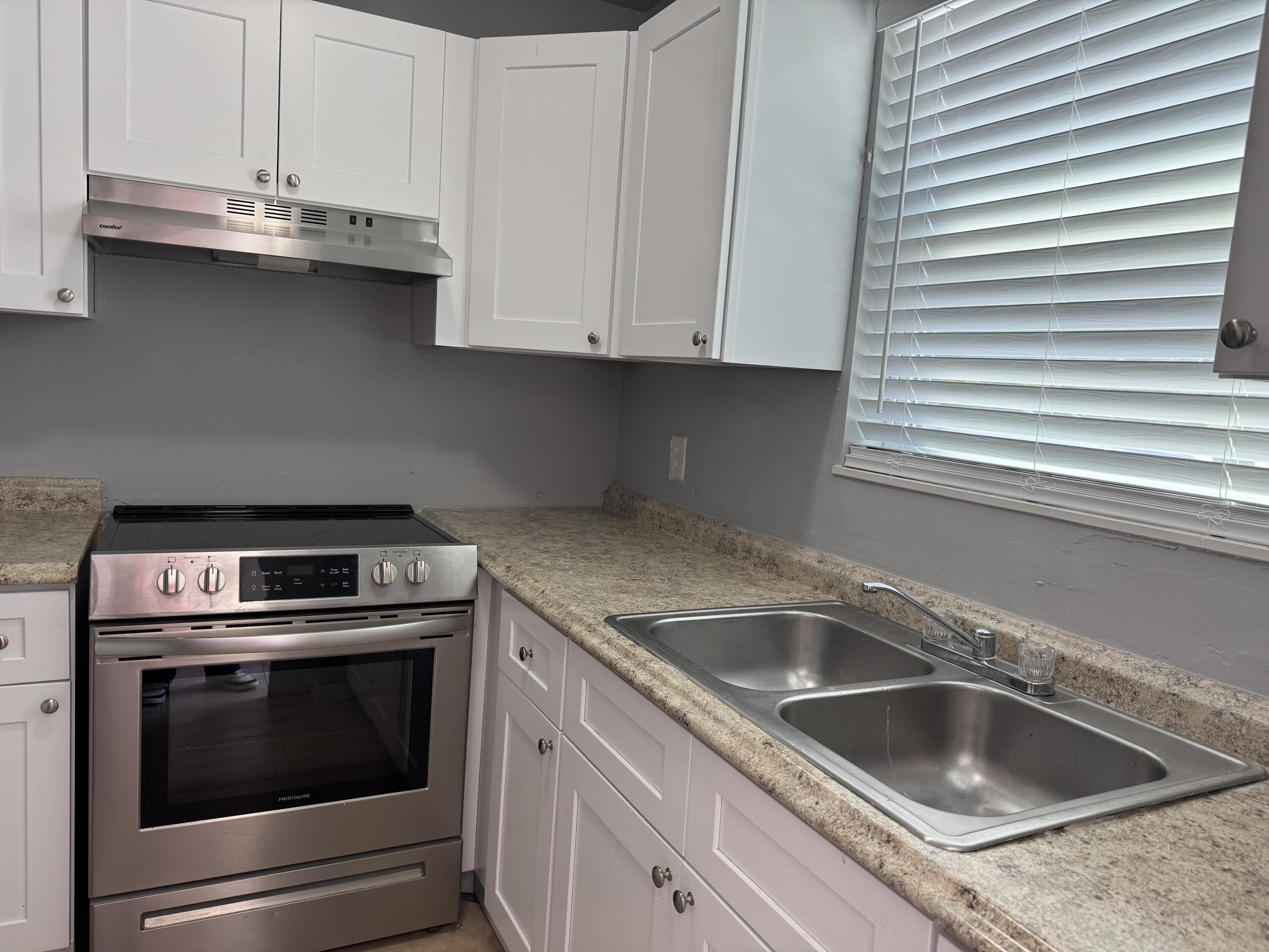 910 Wagner Place, Unit 2 Fort Pierce, FL 34982 - Photo 3 of 11 IMG_9121