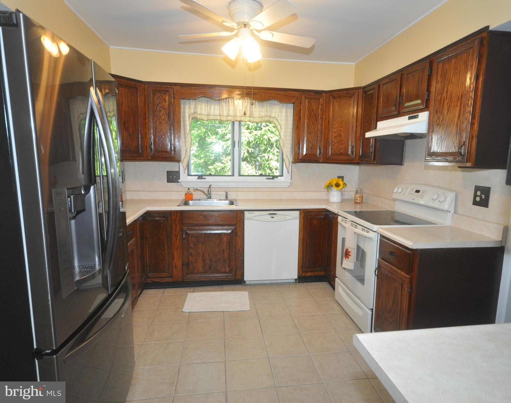68 Hollow Road Levittown, PA 19056 - Photo 3 of 27 Gallery Image 3