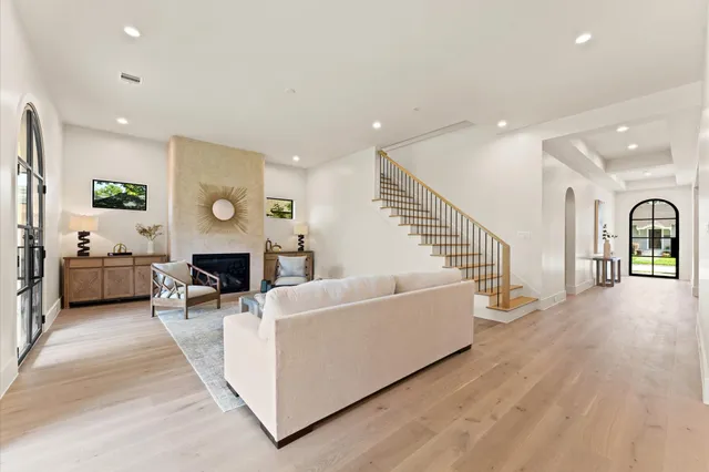 $1,899,990 | 203 East 24th Street, Houston, TX 77008