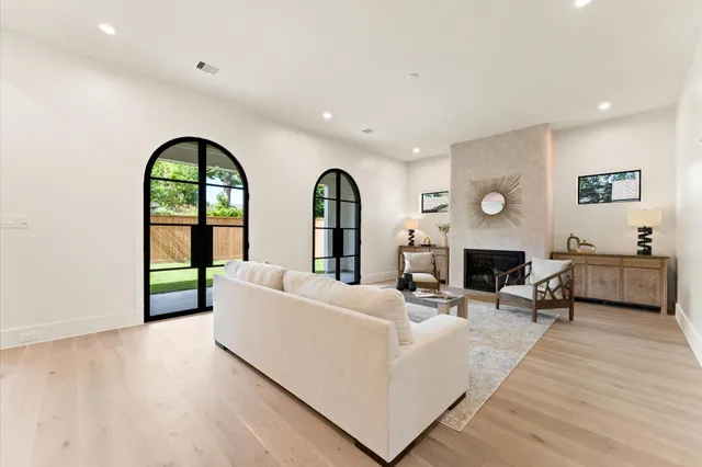 $1,899,990 | 203 East 24th Street, Houston, TX 77008