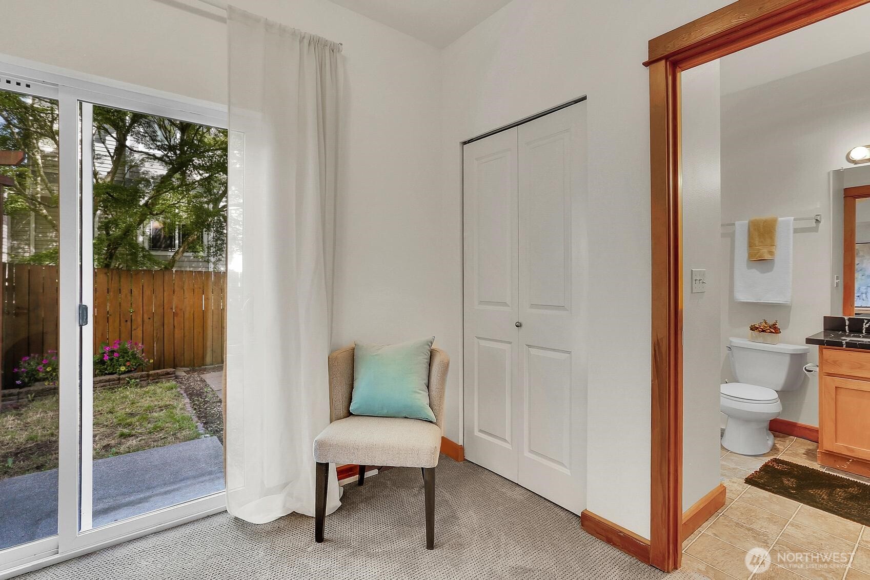 9236 Interlake Avenue North, Unit B Seattle, WA 98103 - Photo 17 of 20