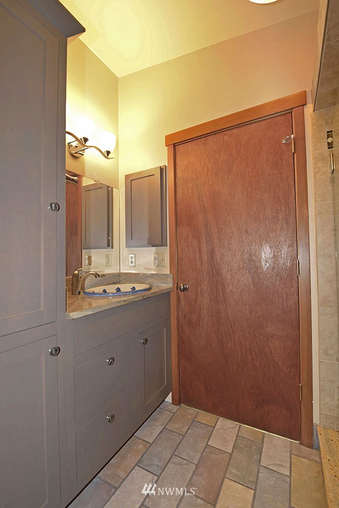 26 Beaver Pond Road Twisp, WA 98856 - Photo 18 of 31 a bathroom with a double vanity sink and a mirror