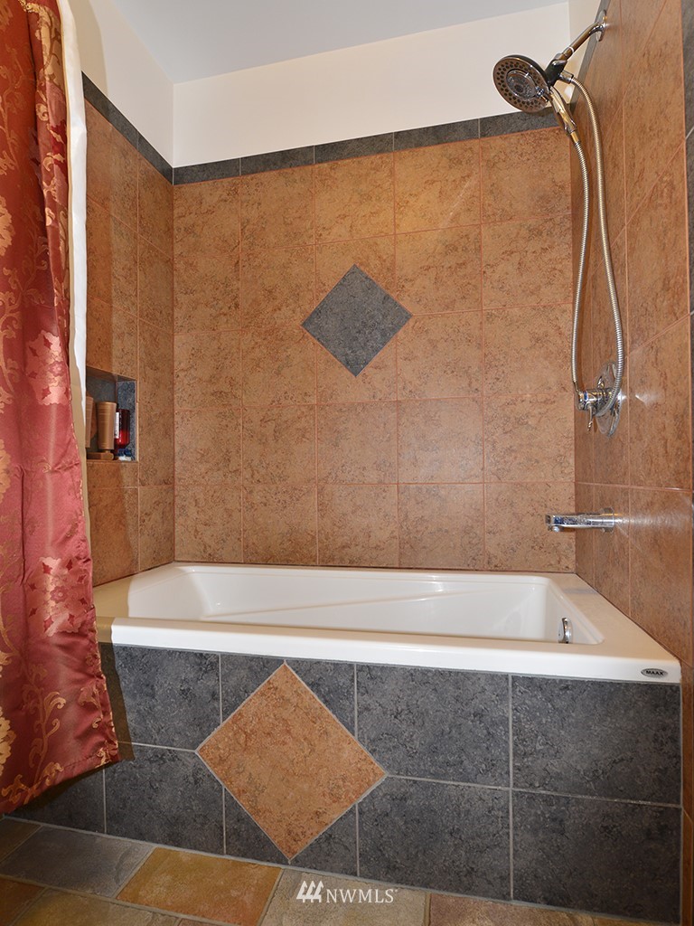 26 Beaver Pond Road Twisp, WA 98856 - Photo 23 of 31 a bathroom with a shower and a bathtub