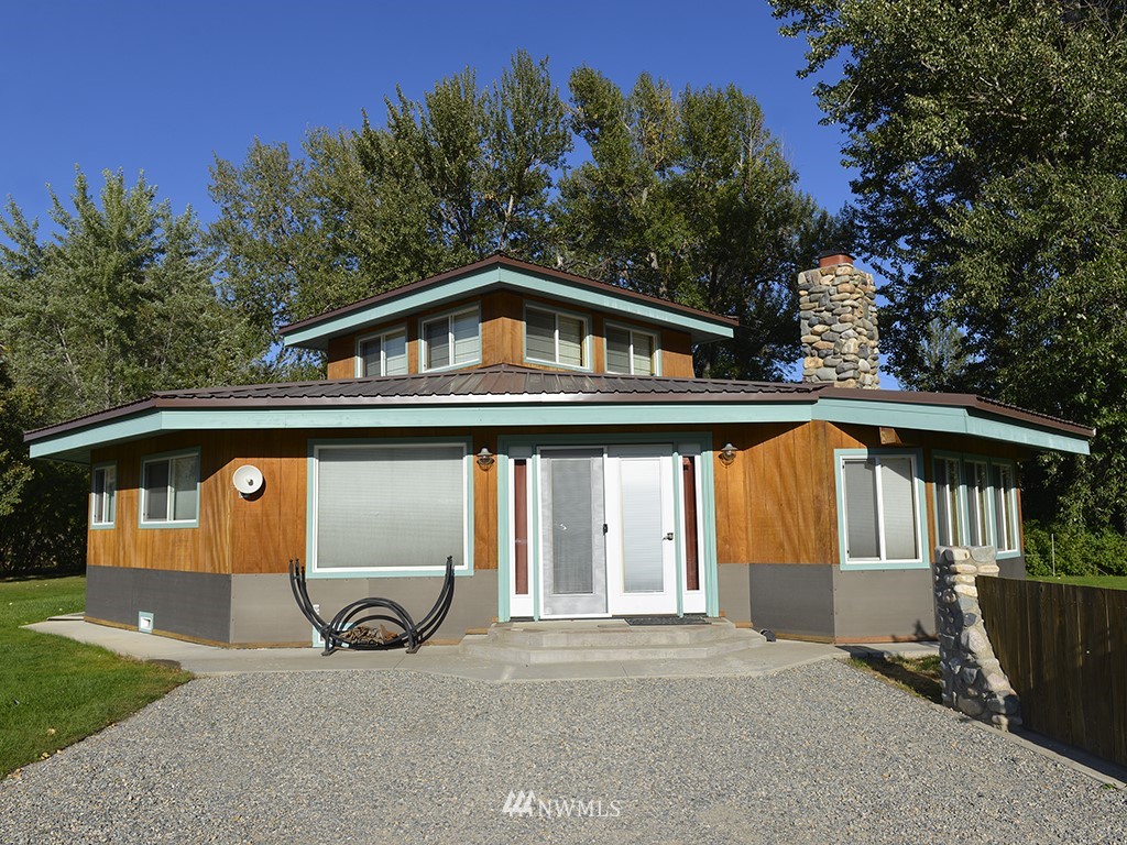 26 Beaver Pond Road Twisp, WA 98856 - Photo 5 of 31 a front view of a house with a garden