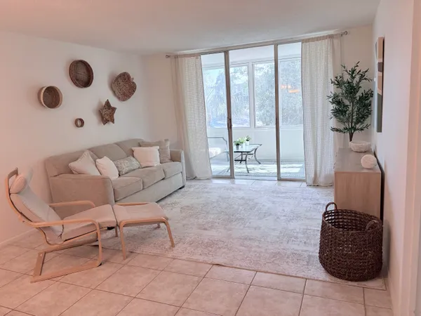 $135,000 | 2650 Northwest 49th Avenue, Unit 327, Lauderdale Lakes, FL 33313