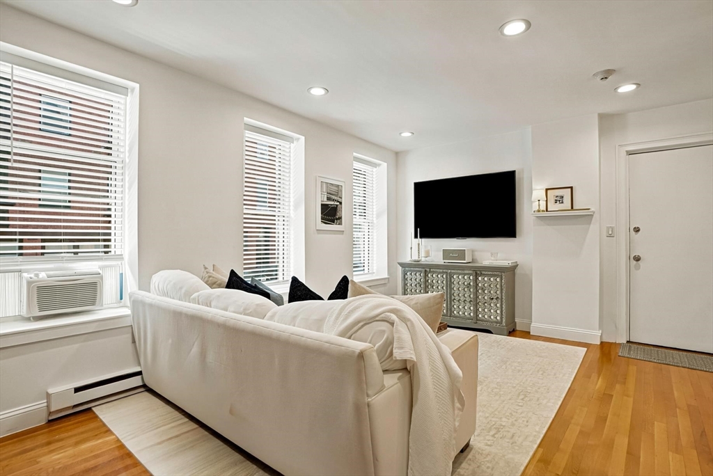 8 Battery Street, Unit 4 Boston, MA 02109 - Photo 11 of 33