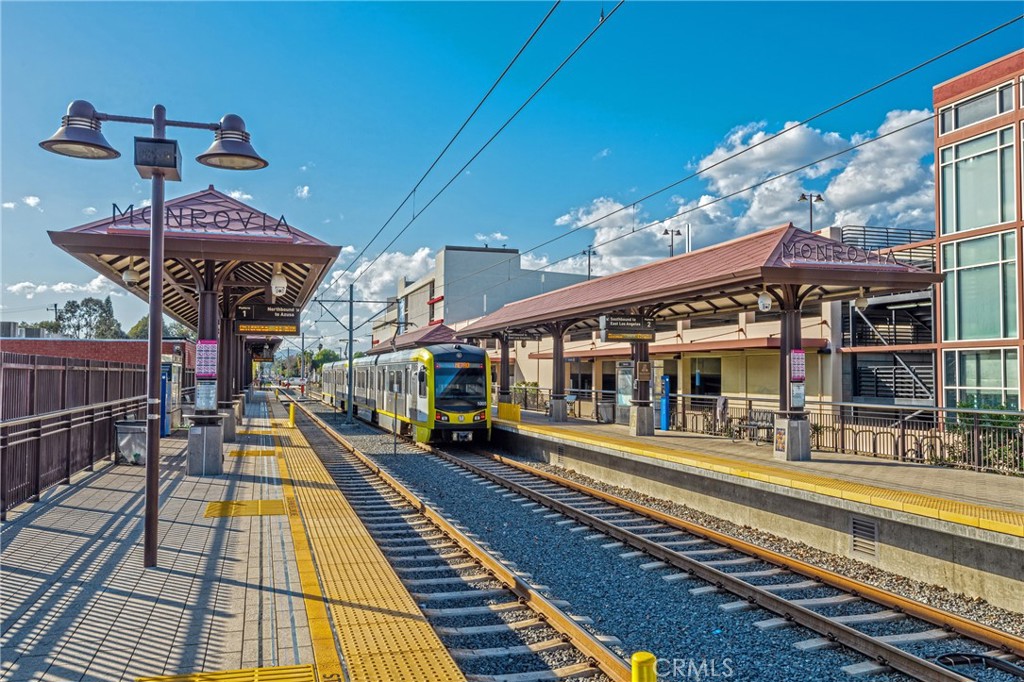 1514 Pilgrim Way Monrovia, CA 91016 - Photo 46 of 47 a view of a building with a balcony
