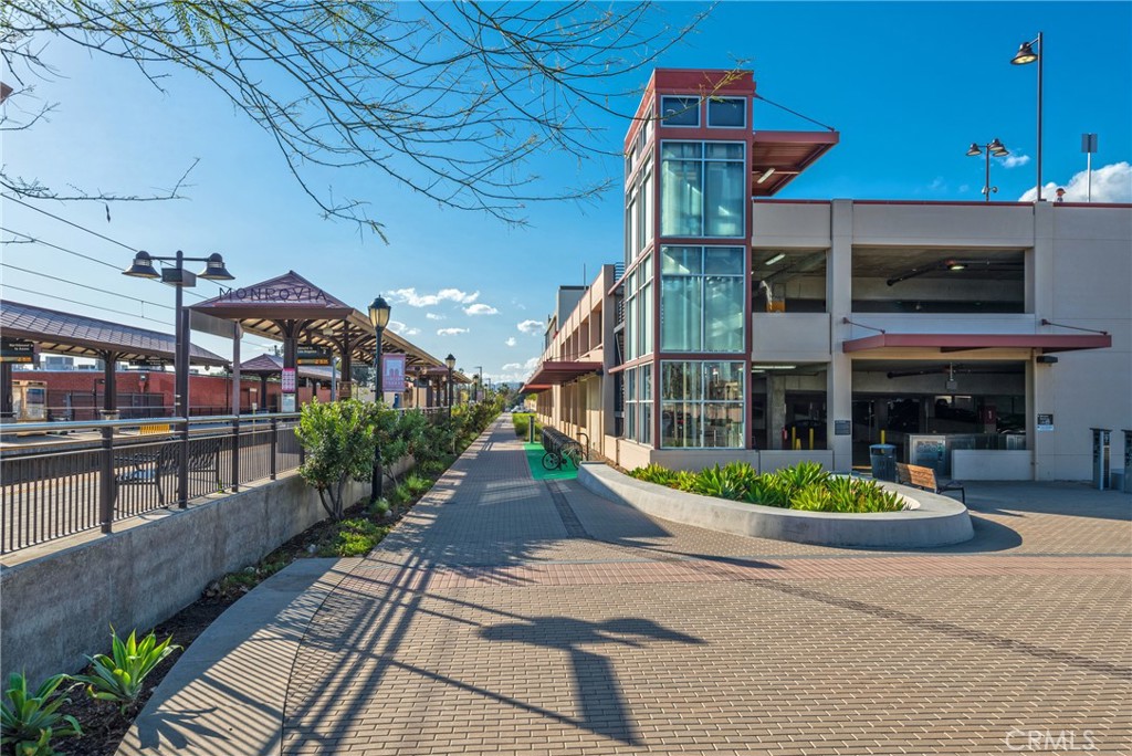 1514 Pilgrim Way Monrovia, CA 91016 - Photo 47 of 47 a view of a building with a garden