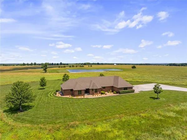 $695,000 | 1001 East Park Road, Garnett, KS 66032