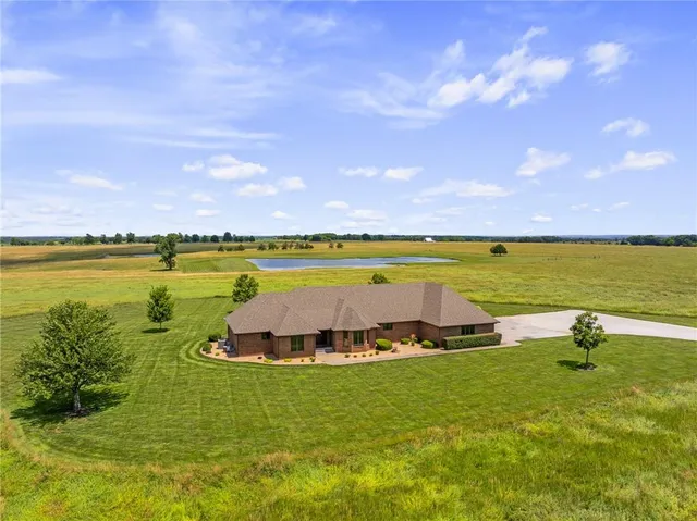 $695,000 | 1001 East Park Road, Garnett, KS 66032