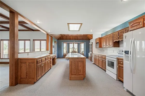 $695,000 | 1001 East Park Road, Garnett, KS 66032