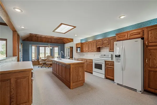 $695,000 | 1001 East Park Road, Garnett, KS 66032