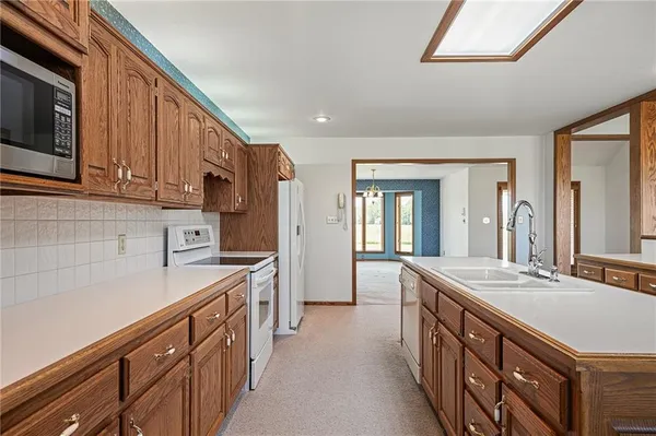 $695,000 | 1001 East Park Road, Garnett, KS 66032