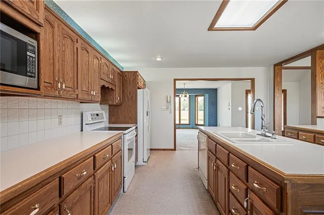 $695,000 | 1001 East Park Road, Garnett, KS 66032