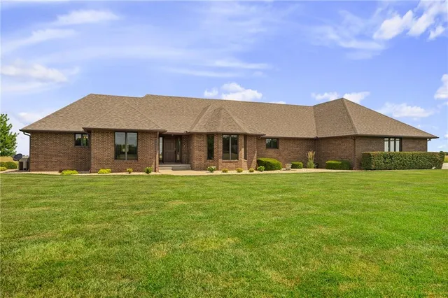 $695,000 | 1001 East Park Road, Garnett, KS 66032