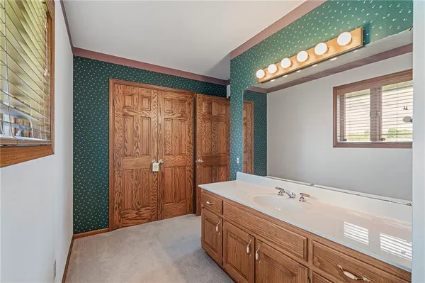 $695,000 | 1001 East Park Road, Garnett, KS 66032