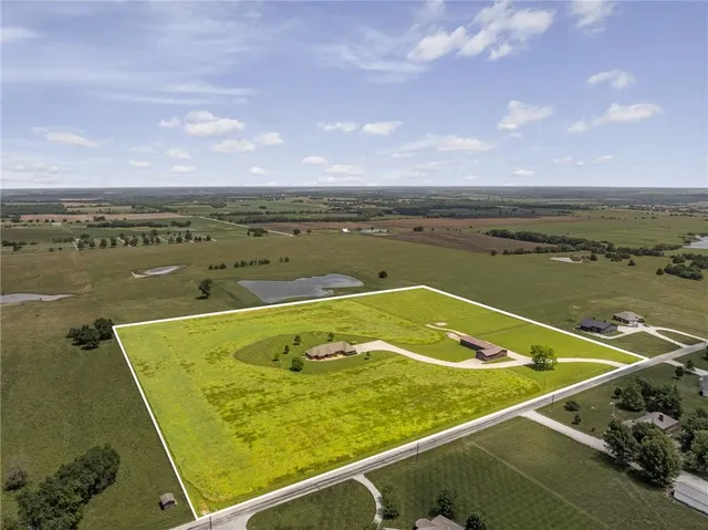 $695,000 | 1001 East Park Road, Garnett, KS 66032