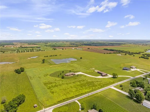 $695,000 | 1001 East Park Road, Garnett, KS 66032