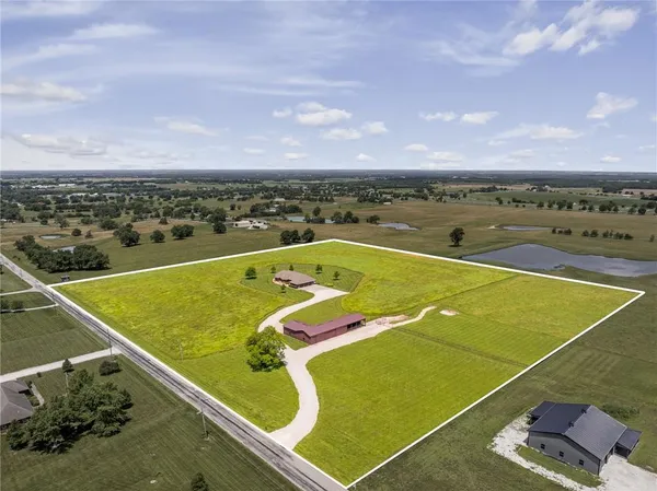 $695,000 | 1001 East Park Road, Garnett, KS 66032