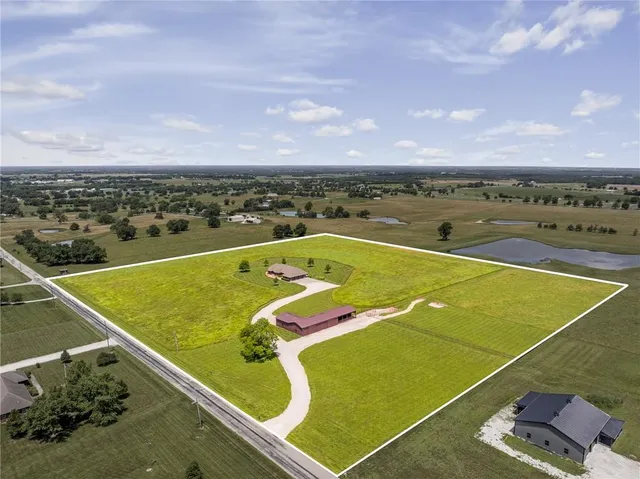 $695,000 | 1001 East Park Road, Garnett, KS 66032