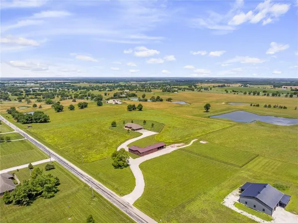 $695,000 | 1001 East Park Road, Garnett, KS 66032