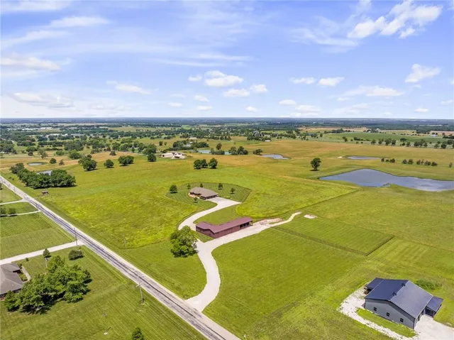 $695,000 | 1001 East Park Road, Garnett, KS 66032