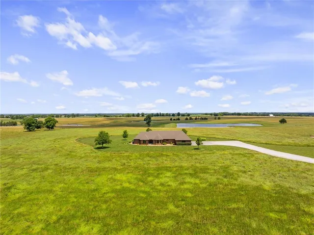 $695,000 | 1001 East Park Road, Garnett, KS 66032