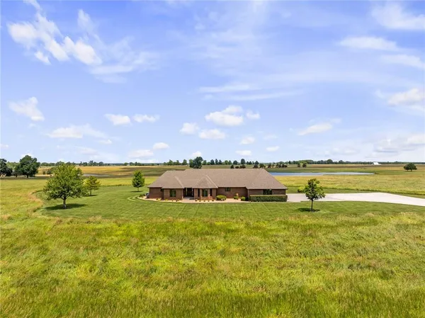 $695,000 | 1001 East Park Road, Garnett, KS 66032