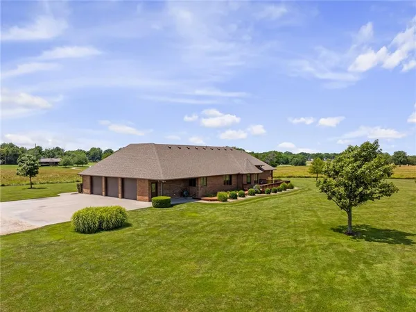 $695,000 | 1001 East Park Road, Garnett, KS 66032