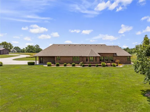 $695,000 | 1001 East Park Road, Garnett, KS 66032