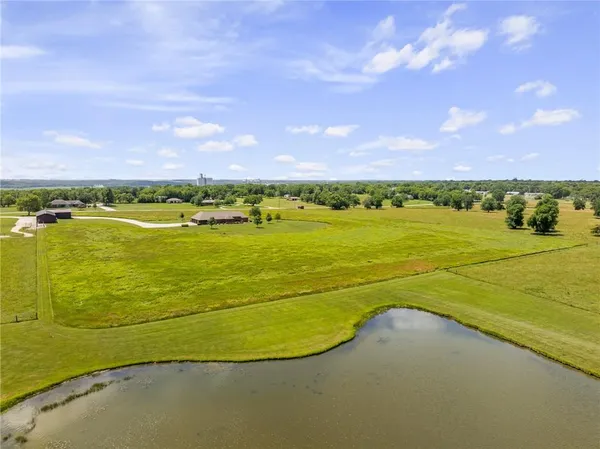 $695,000 | 1001 East Park Road, Garnett, KS 66032