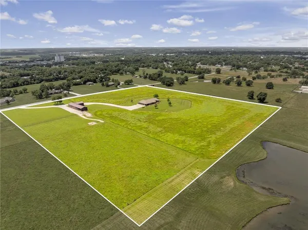 $695,000 | 1001 East Park Road, Garnett, KS 66032