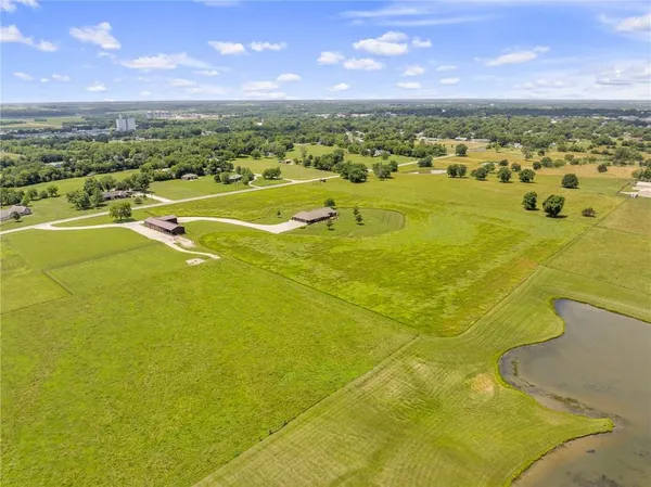$695,000 | 1001 East Park Road, Garnett, KS 66032