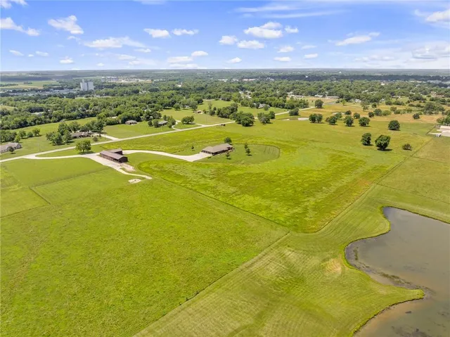 $695,000 | 1001 East Park Road, Garnett, KS 66032