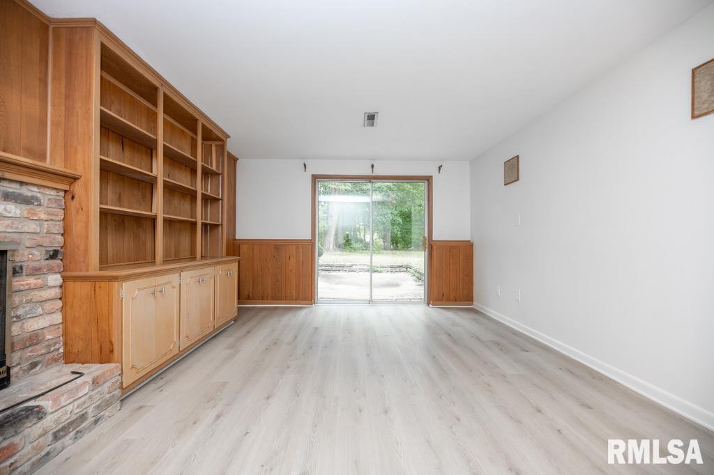 9019 North Locust Lane Peoria, IL 61615 - Photo 13 of 16