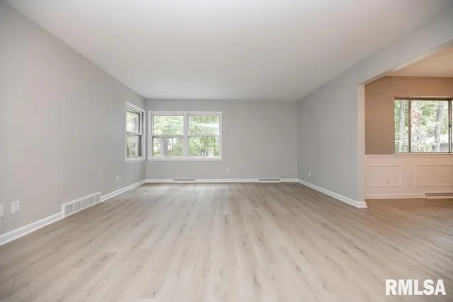 $2,650 | 9019 North Locust Lane, Peoria, IL 61615