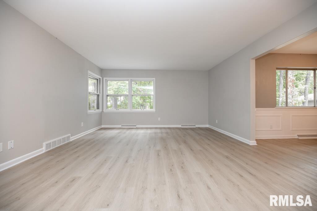 9019 North Locust Lane Peoria, IL 61615 - Photo 4 of 16