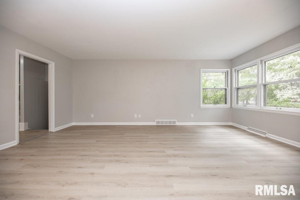 9019 North Locust Lane Peoria, IL 61615 - Photo 5 of 16