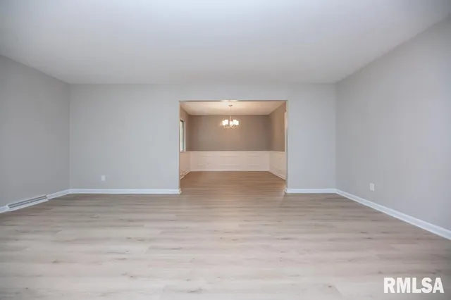 $2,650 | 9019 North Locust Lane, Peoria, IL 61615