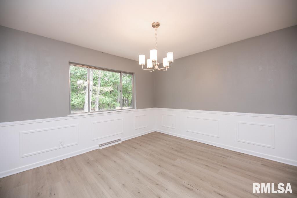 9019 North Locust Lane Peoria, IL 61615 - Photo 8 of 16