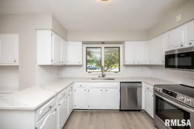 $2,650 | 9019 North Locust Lane, Peoria, IL 61615