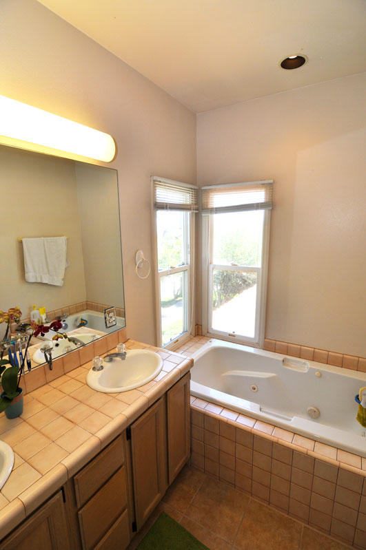 222 Meigs Road, Unit 14 Santa Barbara, CA 93109 - Photo 10 of 17 Master Bath
