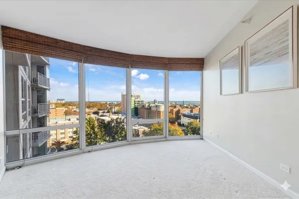 $4,900 | 807 Davis Street, Unit 1209, Evanston, IL 60201