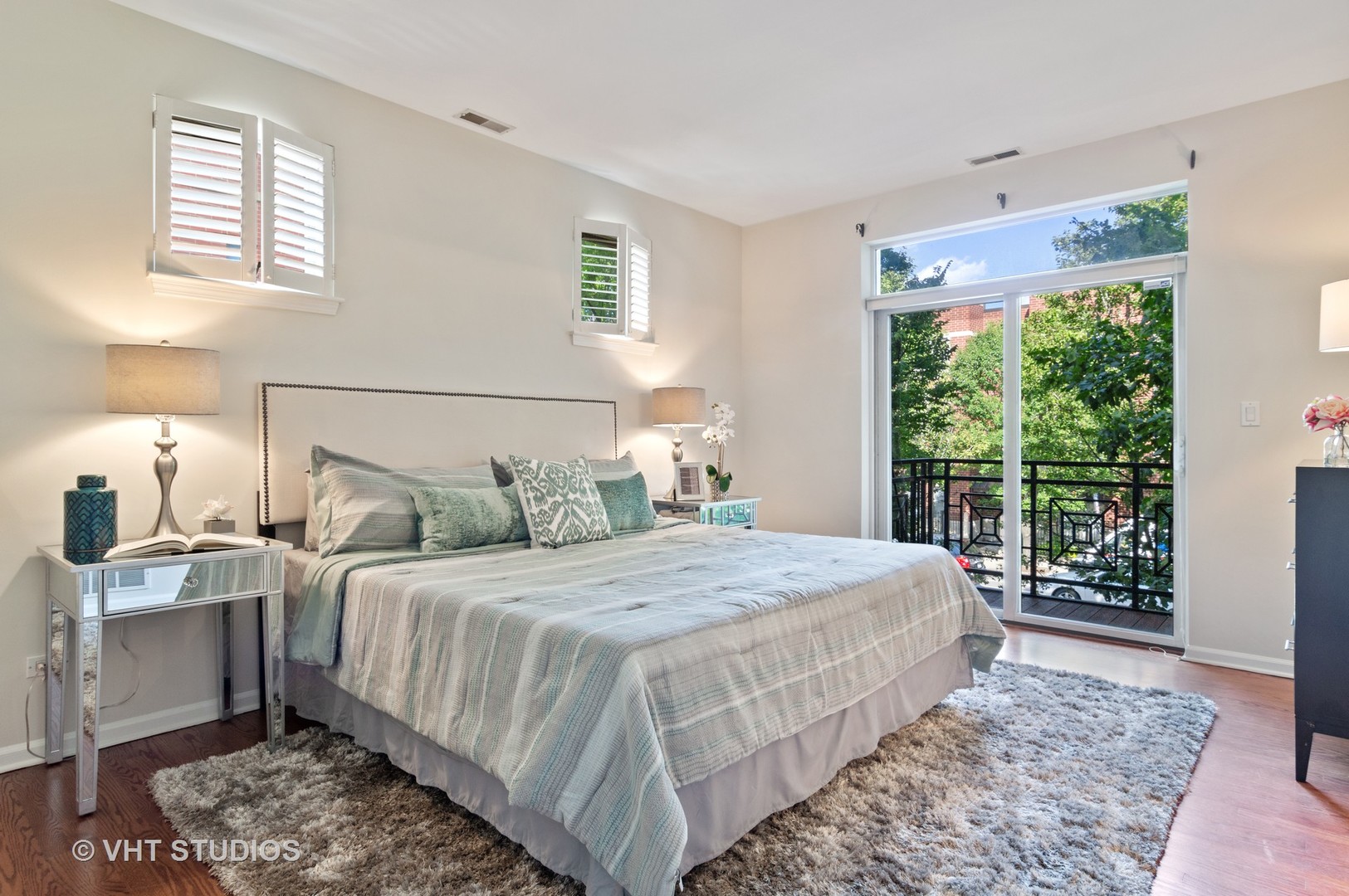 802 West University Lane, Unit 2B Chicago, IL 60608 - Photo 8 of 17 a bedroom with a large bed and a window