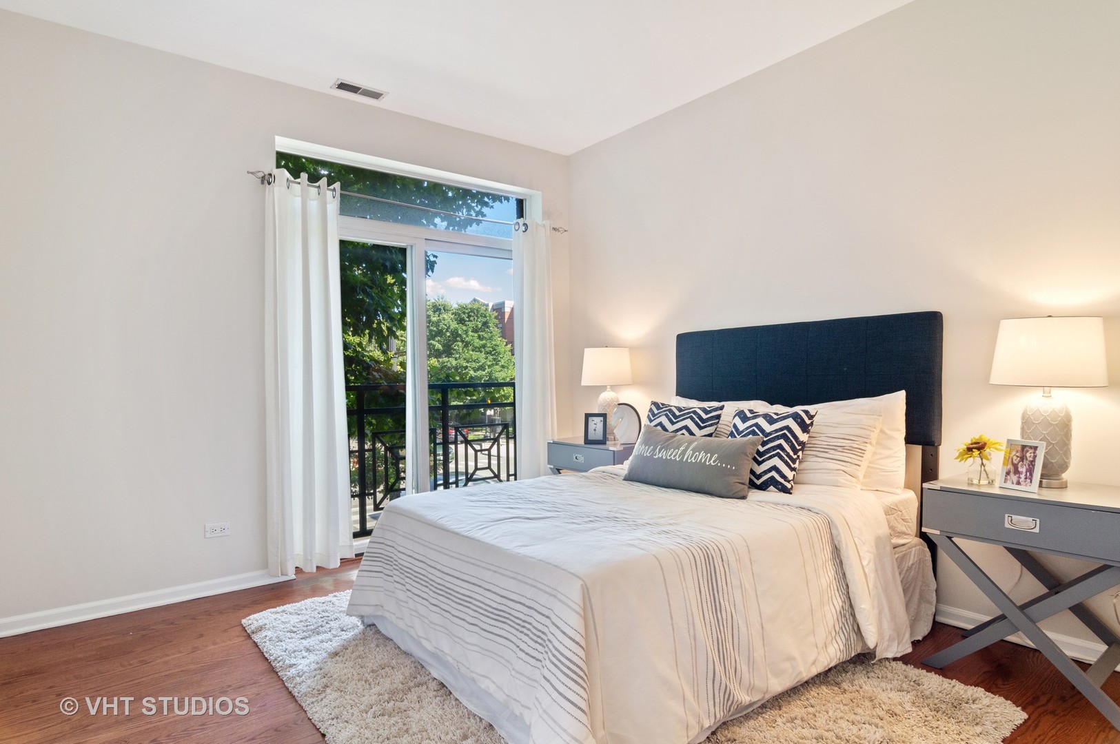 802 West University Lane, Unit 2B Chicago, IL 60608 - Photo 10 of 17 a bedroom with a large bed and a window