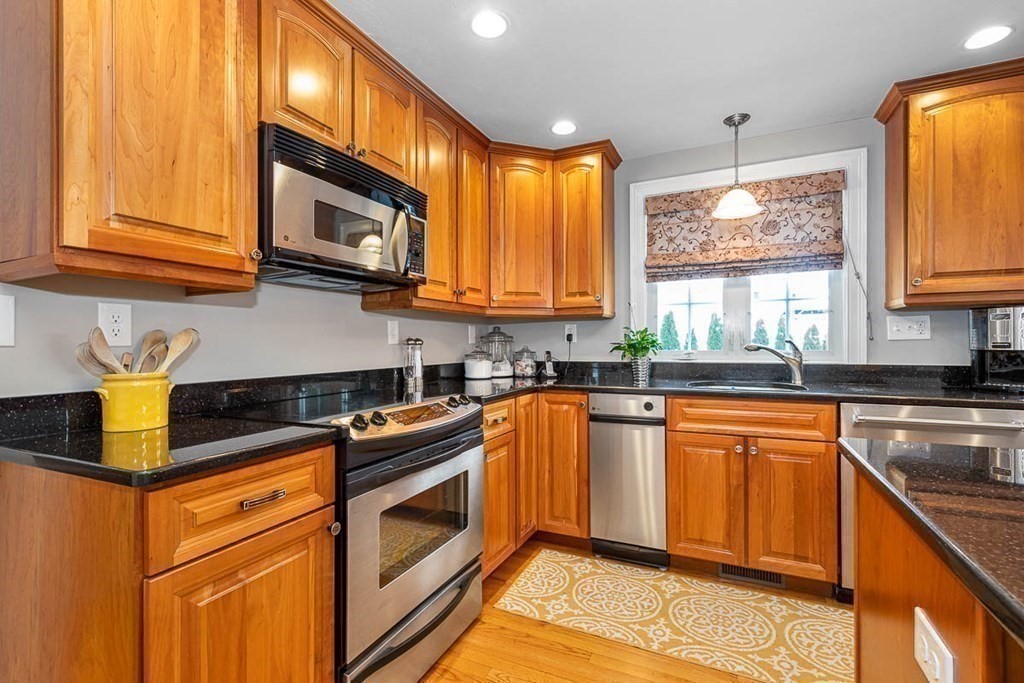 32 Lafayette Street Everett, MA 02149 - Photo 7 of 23