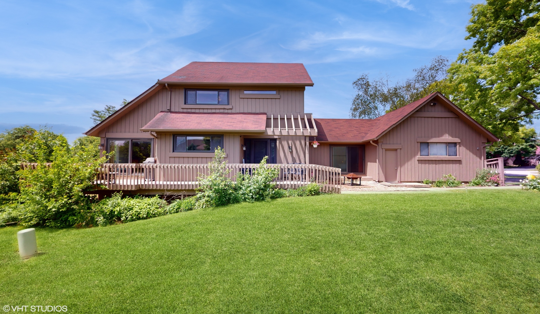 4213 White Ash Road Crystal Lake, IL 60014 - Photo 1 of 43 a front view of a house with a garden